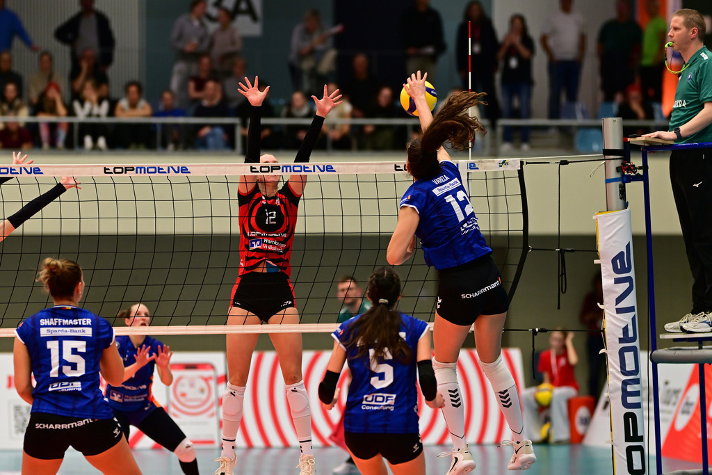 Volleyball I Frauen I Saison 2025-2026 I Bundesliga I 1. Spieltag I ETV Hamburger Volksbank Volleys - Allianz MTV Stuttgart | Hannah Ammerman (12, ETV Hamburger Volksbank Volleys) Lucia Varela (12, Allianz MTV Stuttgart) - Realisiert mit Pictrs.com