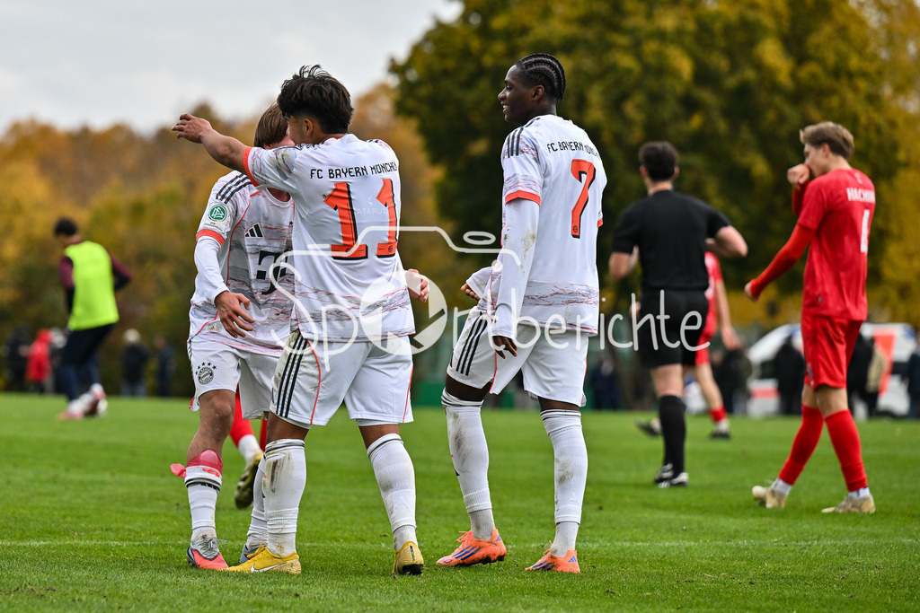 SpVgg Unterhaching U19 - FC Bayern München U19 | Jubel der Gäste nach dem Treffer zum 0-3 durch Maycon Douglas NORMANHA CAROZO (FC Bayern München U19 11) / Hattrick / Tor / Torschuetze / Freude / Happy / U19 DFB Nachwuchsliga: SpVgg Unterhaching - FC Bayern München; Sportschule Oberhaching am 18.10.2025