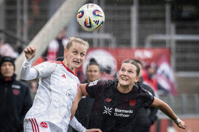 Frauen Fußball-Bundesliga; Bayer 04 Leverkusen - 1. FC Nürnberg, 31.01.2026 | Luisa Guttenberger (1. FC Nürnberg, 4) und Katharina Piljic (Bayer 04 Leverkusen, 6) beim Zweikampf; Bayer 04 Leverkusen - 1. FC Nürnberg an Spieltag 16 der Google Pixel Frauen-Bundesliga am 31.01.2026 im Ulrich-Haberland-Stadion in Leverkusen (Nordrhein-Westfalen). DFL REGULATIONS PROHIBIT ANY USE OF PHOTOGRAPHS AS IMAGE SEQUENCES AND/OR QUASI-VIDEO.