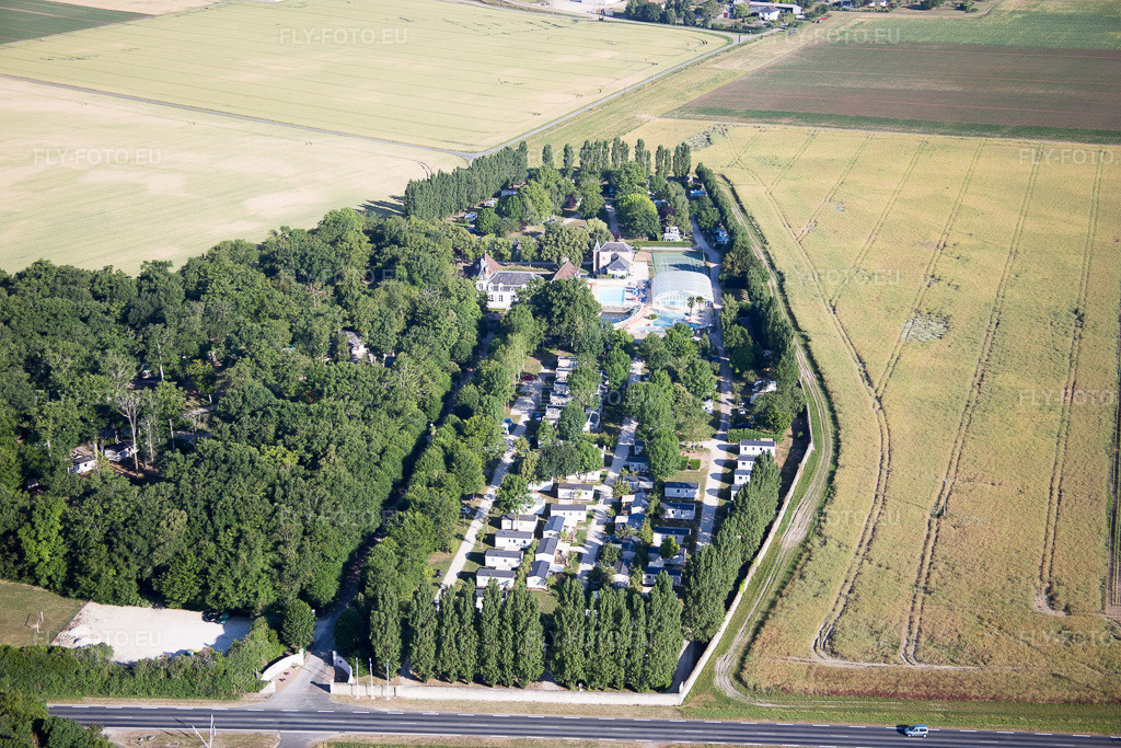 Vue aérienne: Camping Château de la grenouillère à Suèvres dans le département Loir et Cher, France. Photo: IMG_082165.jpg prise le 20/06/2015 par Werner Riehm/FLY-FOTO.eu – Résolution de l'original: 5472 x 3648 px