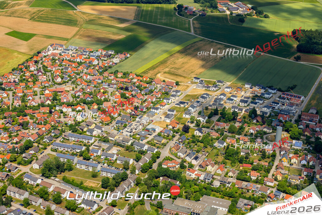 Das Luftbild zeigt : Schönbergstraße Hemau - Die Luftaufnahme wurde 2023 vom UL-Flugzeug aus erstellt ( keine Drohne ) - Hochauflösende Luftaufnahme - Für grossformatige Ausdrucke geeignet. Die Geschenkidee !Mit Lizenz und Bildrechte bestellbar