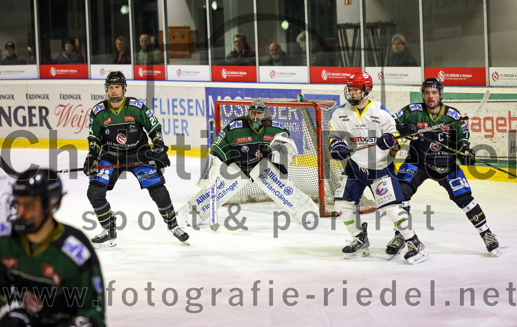2023-01-06_059_TSV_Erding_gegen_ERV_Schweinfurt | Erding, Deutschland, 06.01.2023:
Eishockey, Bayernliga 2022 / 2023, 26. Spieltag, TSV Erding gegen ERV Schweinfurt, Endergebnis: 7:3

Lukas Krämmer (Erding Gladiators, #24), Torwart Christoph Schedlbauer (Erding Gladiators, #31), Philipp Michl (Erding Gladiators, #77)

Foto: Christian Riedel / fotografie-riedel.net
