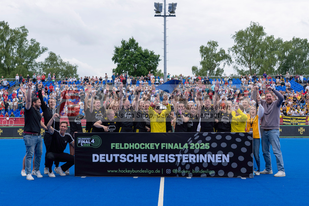 Final4_20250601-1219-HK108400 | Krefeld, Deutschland, 01.06.2025:  Feldhockey Final4 2025 – „Deutsche Feldhockey-Meisterschaften 2025“ Harvestehuder HTC - Düsseldorfer HC (Finale Damen) im Gerd-Wellen-Hockeyanlage am 01.06.2025 in Krefeld, Deutschland. (Foto von Kramhöller/Fehrmann/Kaste)Krefeld, Germany, 01.06.2025: Feldhockey Final4 2025 – „Deutsche Feldhockey-Meisterschaften 2025“ Harvestehuder HTC - Düsseldorfer HC (Finale Damen) in Gerd-Wellen-Hockeyanlage at 01.06.2025 in Krefeld, Deutschland. (Foto from Kramhöller/Fehrmann/Kaste)