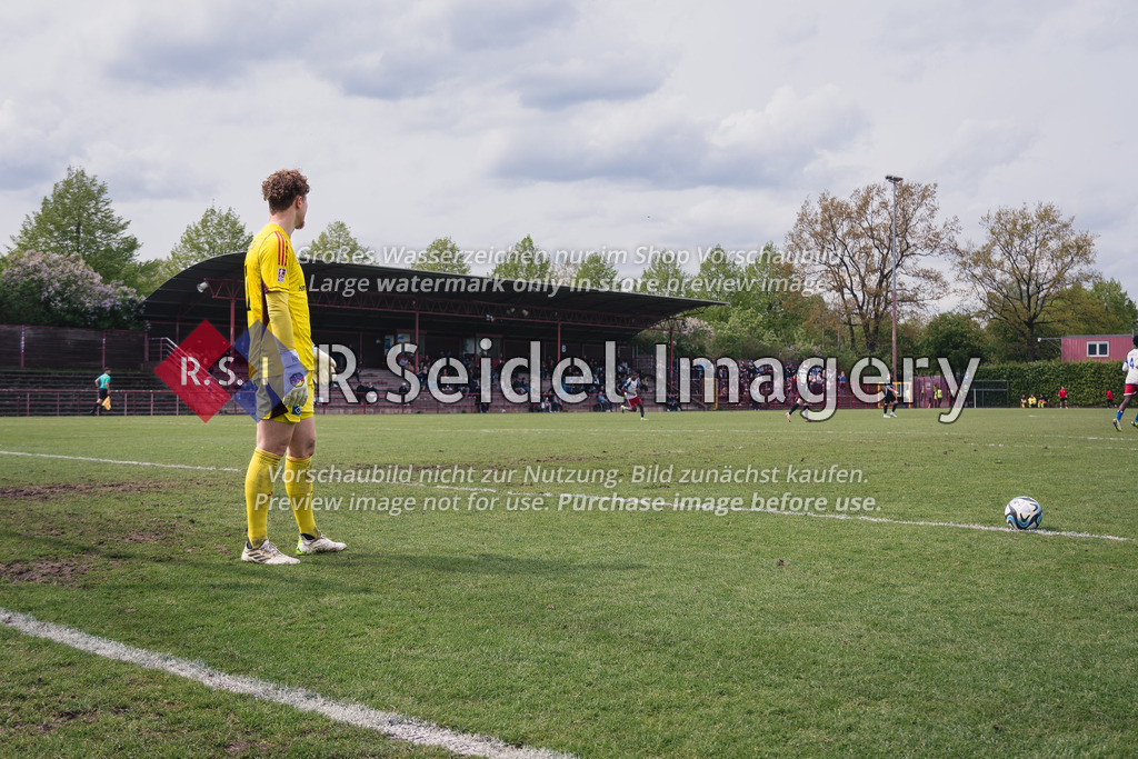 RS-1-046661 | Hannes Steffen Hermann (#1, HSV II, Torwart) wartet im Torraum darauf, dass die Mitspieler in Position sind, während der Ball zum Abstoß bereit liegt.