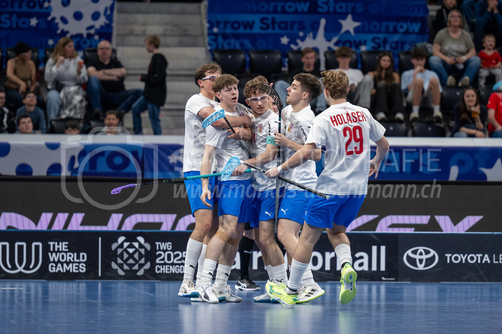 2025 Men's U19 WFC - Finland v Czechia | Czech players celebrating the 1:1 during 2025 Men's U19 WFC, Switzerland: 04.05.2025, Zürich, Swiss Life Arena.Event page: <a href="https://www.u19wfc2025.ch/">www.u19wfc2025.ch</a>Credit: Markus Aeschimann, <a href="https://markus-aeschimann.ch">markus-aeschimann.ch</a>Instagram: <a href="https://instagram.com/sportfotografie.aeschimann">@sportfotografie.aeschimann</a> - Realisiert mit Pictrs.com