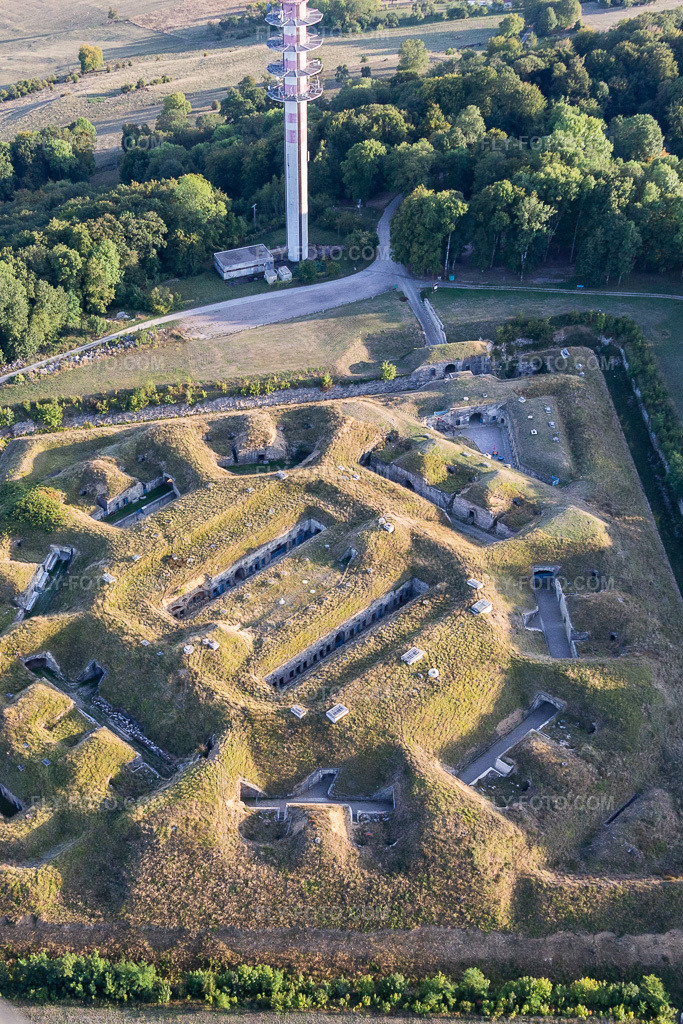 Aerial view: Fort de Bourlémont in Mont-lès-Neufchâteau in the state Vosges, France. – Photo: IMG_118297.jpg taken on 09/15/2019 by Werner Riehm/FLY-FOTO.com – Resolution of the original: 1887 x 2831 px