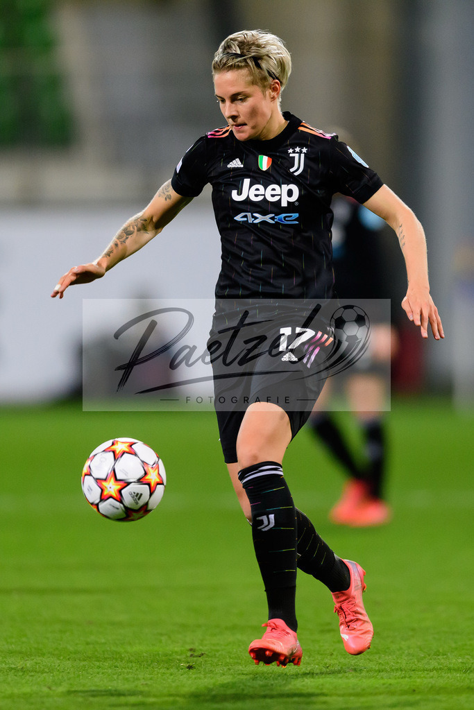WOBJUV20211118_151 | Fussball, Frauen: Lina Hurtig (Juventus FC) in Aktion, am Ball, Einzelaktion bei dem Spiel der UEFA Women´s Champions League zwischen VfL Wolfsburg und Juventus Turin im AOK-Stadion am 18.11.2021 in Wolfsburg, Deutschland. - Realisiert mit Pictrs.com
