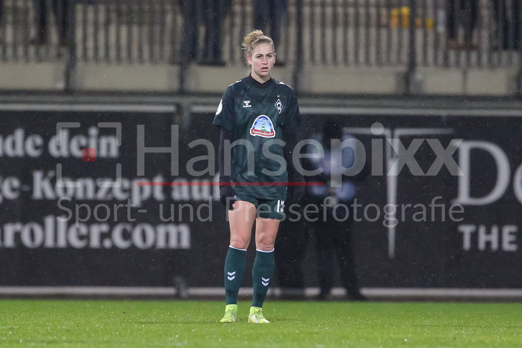 Fussball, DFB-Pokal Frauen, VfL Wolfsburg - SV Werder Bremen | v.li.: Saskia Matheis (SV Werder Bremen, 19) enttäuscht schauend, Enttäuschung, DIE DFB-RICHTLINIEN UNTERSAGEN JEGLICHE NUTZUNG VON FOTOS ALS SEQUENZBILDER UND/ODER VIDEOÄHNLICHE FOTOSTRECKEN. DFB REGULATIONS PROHIBIT ANY USE OF PHOTOGRAPHS AS IMAGE SEQUENCES AND/OR QUASI-VIDEO.