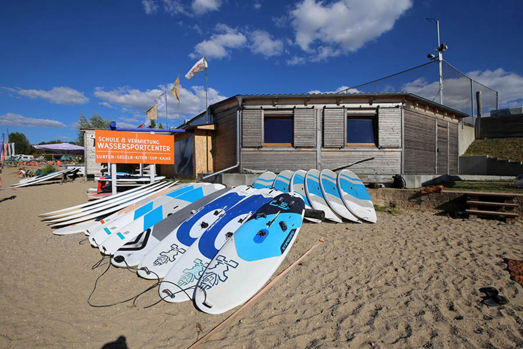 Schladitzer See - All-on-Sea Sport Resort | Entdecke über 20 Kategorien Leipzig-Motive: Foto-Downloads, hochwertige Poster, Leinwand- & Fine-Art-Prints. Jetzt Lieblingsfoto im Bildlexikon Leipzig Shop bestellen!