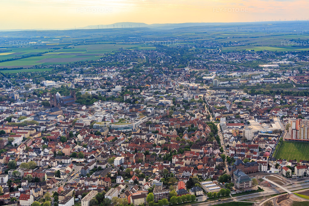Luftbild: Stadtansicht aus Osten in Worms im Bundesland Rheinland-Pfalz in Deutschland. Foto: IMG_088188.jpg vom 09.05.2016 durch Werner Riehm/FLY-FOTO.de