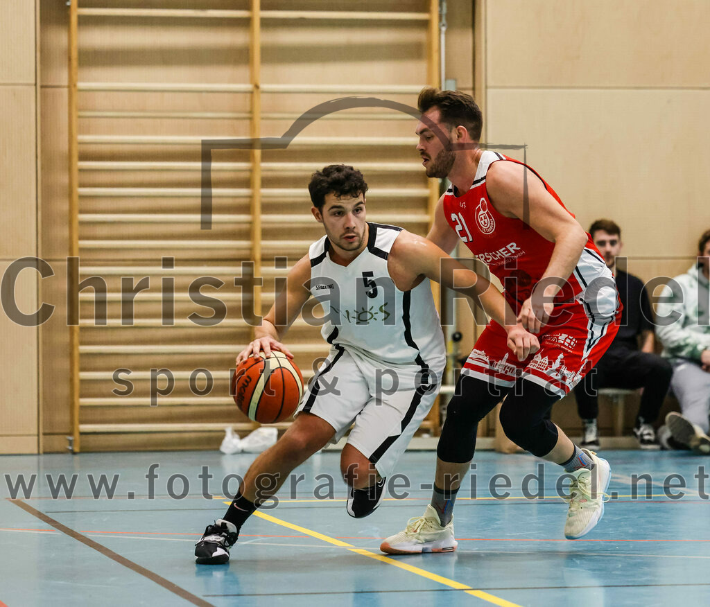 2022-12-03_041_TSV_Vaterstetten_gegen_TG_Landshut | Vaterstetten, Deutschland, 03.12.2022:
Basketball, Bayernliga Herren Südost 2022 / 2023, 7. Spieltag, TSV Vaterstetten gegen TG Landshut, Endergebnis: 71:78

Jonathan Andre (TSV Vaterstetten, #5),  (TG Landshut, #21)

Foto: Christian Riedel / fotografie-riedel.net