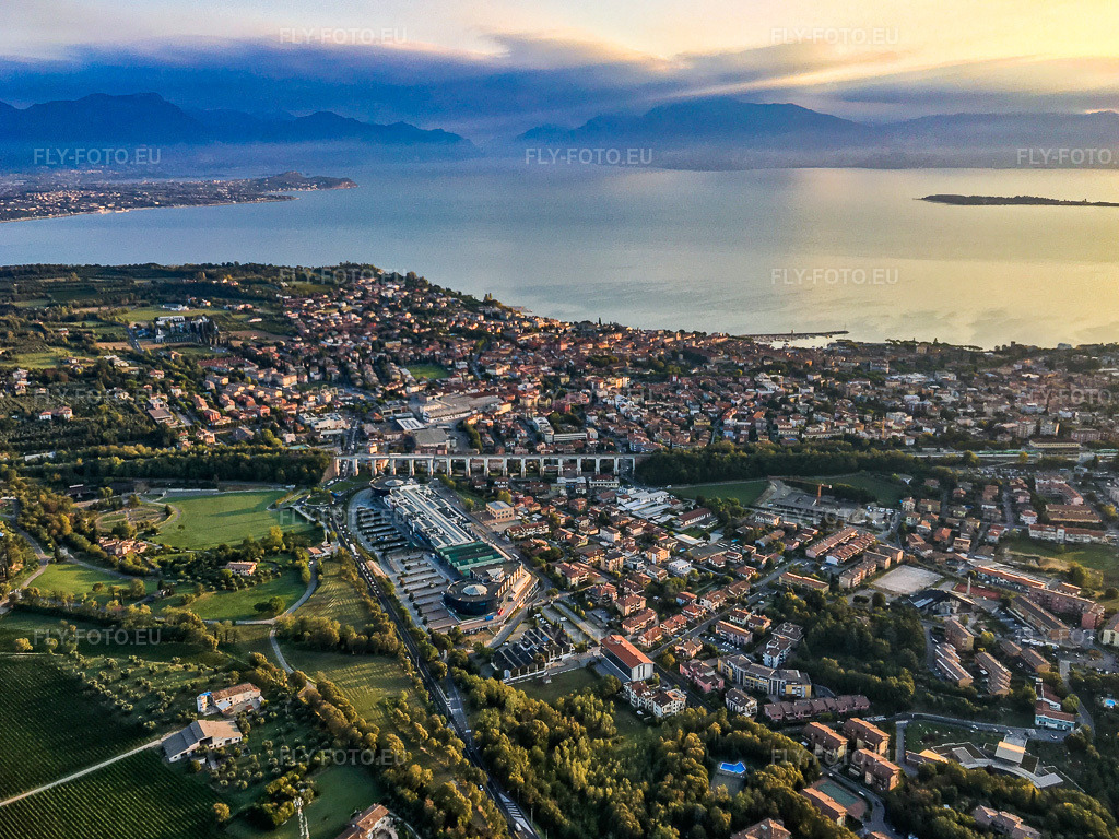 Vue aérienne: Viaduc ferroviaire Viadotto ferroviario di Desenzano sur le lac de Garde, Complesso Commerciale Le Vele à Desenzano del Garda dans le département Brescia, Italie – .Photo: IMG-135015.jpg prise le 23/09/2022 par Werner Riehm/FLY-FOTO.eu – Résolution de l'original: 3735 x 2801 px – levele.info