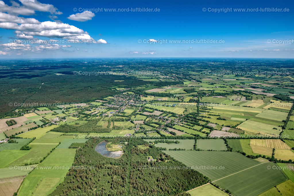 Hartenholm_ELS_7946030622 | HARTENHOLM 03.06.2022 Ortsansicht der Straßen und Häuser der Wohngebiete in Hartenholm im Bundesland Schleswig-Holstein, Deutschland. // Town View of the streets and houses of the residential areas in Hartenholm in the state Schleswig-Holstein, Germany. Foto: Martin Elsen