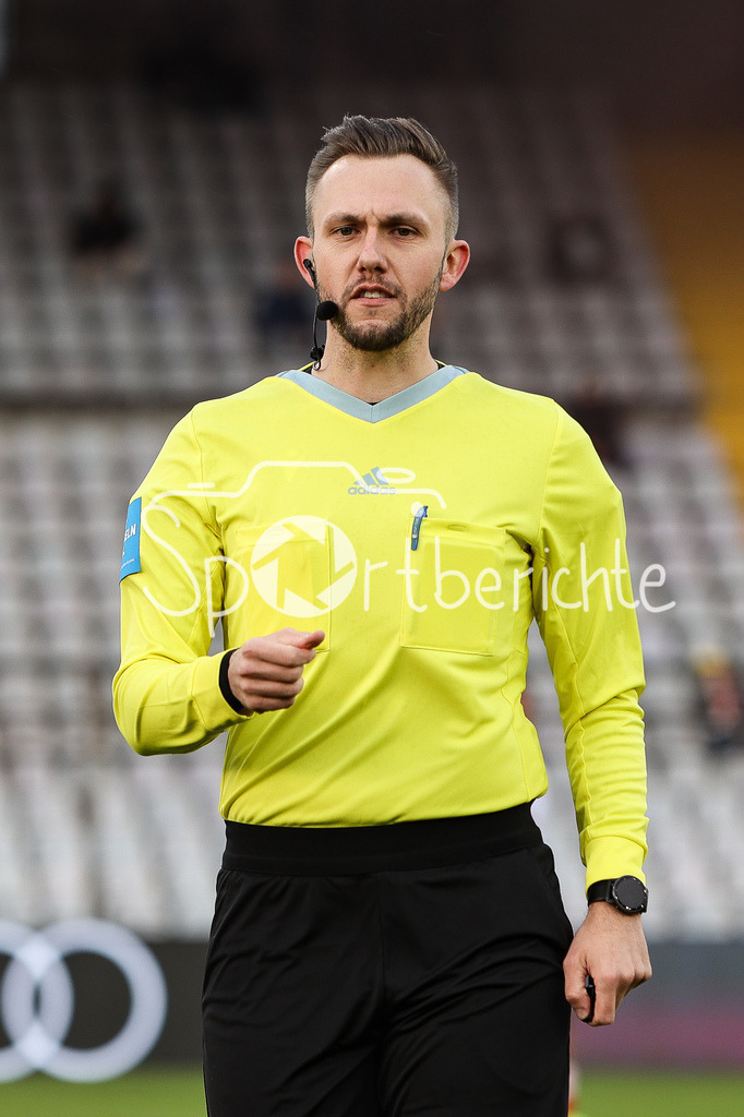 FC Bayern Amateure - TSV Buchbach | Schiedsrichter Patrick KRETTEK in Aktion / Freisteller / Einzelfoto