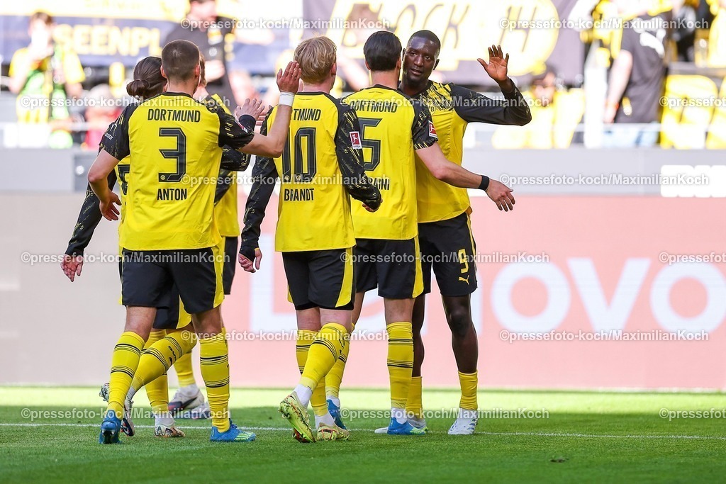 BVB26042601019 | 26.04.2026, Fußball, Borussia Dortmund - SC Freiburg, 1. Fußball Bundesliga, 31. Spieltag, Signal Iduna Park, Saison 2025 2026: Torjubel nach dem Tor zum 2:0 durch Torschütze Serhou Guirassy&nbsp;(BVB #09)  zusammen mit Julian Brandt&nbsp;(BVB #10) Ramy Bensebaini&nbsp;(BVB #05) Waldemar Anton&nbsp;(BVB #03)   DFB regulations prohibit any use of photographs as image sequences and or quasi-video.