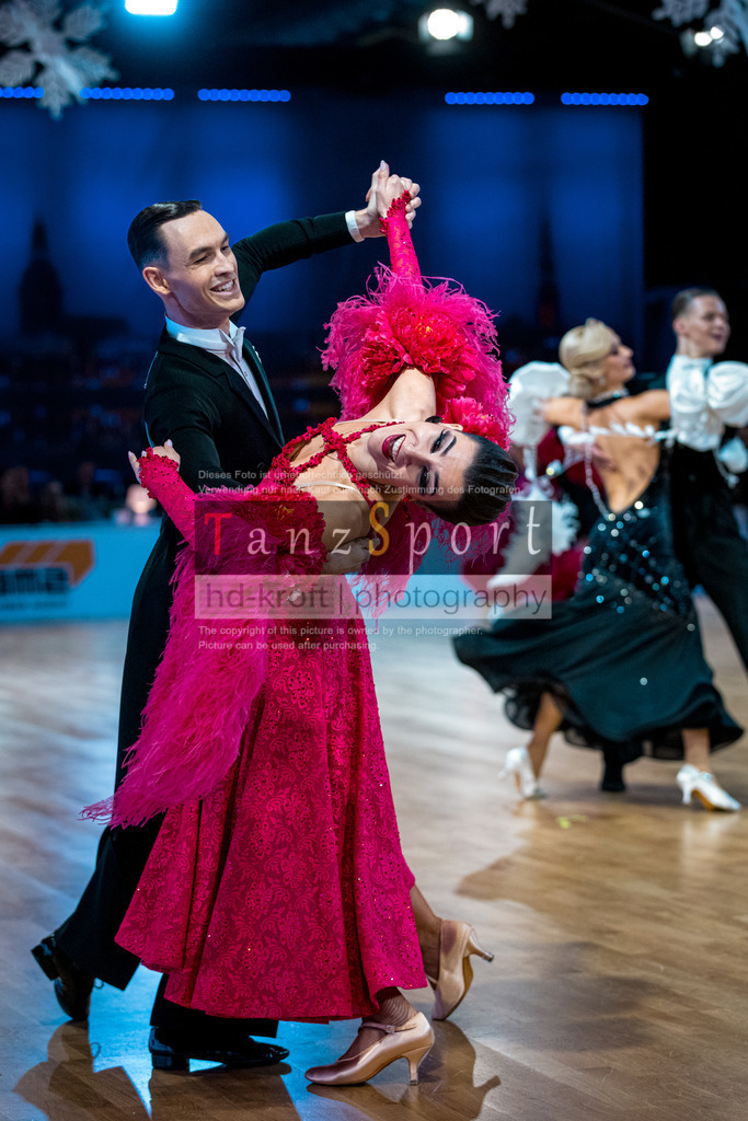 20251212_WDSF_World_Ch_Cup_RS-Std_1278-2 | Tanzsportbilder, Standardtanz, Lateintanz, WDSF, DTV, LTVB, dancecomp, goc, hessen tanzt, blaues band der spree, walzer, tango, wiener walzer, slowfox, quickstepp, samba, rumba, cha-cha-cha, paso doble. jive, hd-kroft photography, turniertanzsport
