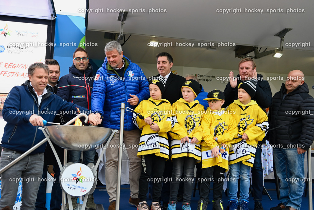 European Youth Olympic Festival EYOF 2023 Pressekonferenz | Gemeinderat Spittal an der Drau Roland Staudacher, Stefano Mazzolini,  Stadtrat Spittal an der Drau Christoph Staudacher, Bürgermeister Spittal an der Drau Gerhard Köfer, Giorgio Brandolin, Gemeinderat Spittal an der Drau Marco Brandner, Jugendspieler EC Hornets Spittal, Olympisches Feuer