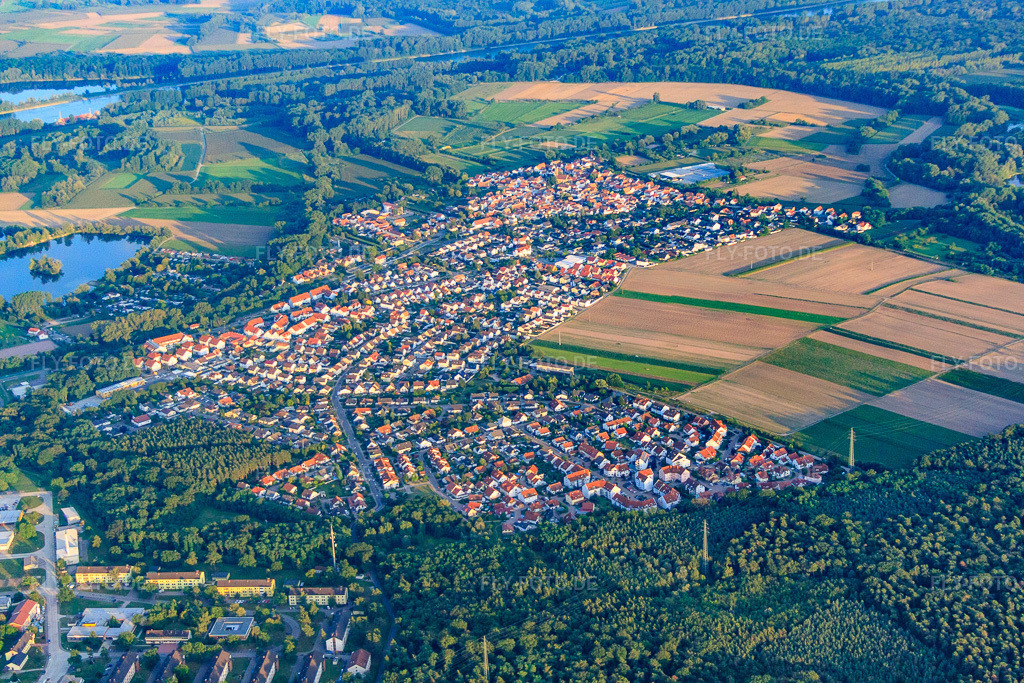 Luftbild: Ortsübersicht aus Nordwesten im Ortsteil Sondernheim in Germersheim im Bundesland Rheinland-Pfalz in Deutschland. Foto: IMG_51606.jpg vom 08.08.2012 durch Werner Riehm/FLY-FOTO.de