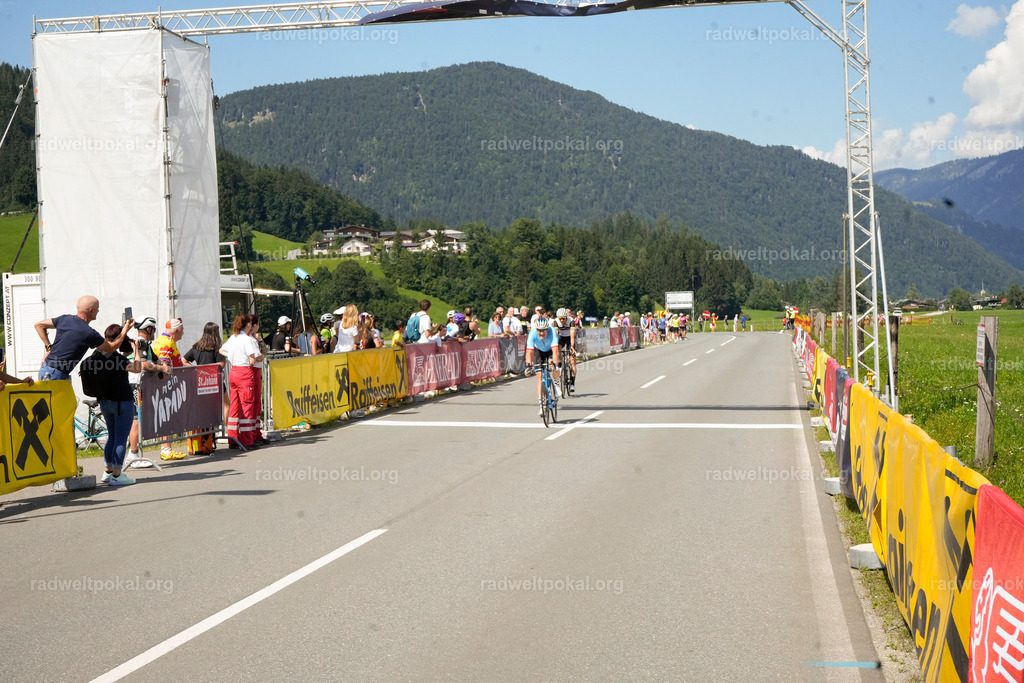 793_20230817_Bewerb_Maenner_Muehlanger | AUT - OESTERREICH, 2023-08-16: SPORT RENNRAD-FAHREN - 55. INTERNATIONALER RADWELTPOKAL IN ST. JOHANN IN TIROL  - Vintage-Radrennen mit WM-Bronze-Medaillen-Siegerin Christina Schweinberger, den Teilnehmer und Alexander Baumann (vom Orginastions-Team) - TAG 2 BEWERB MAENNER IN SECHS GRUPPEN  ; Foto: Roland Muehlanger