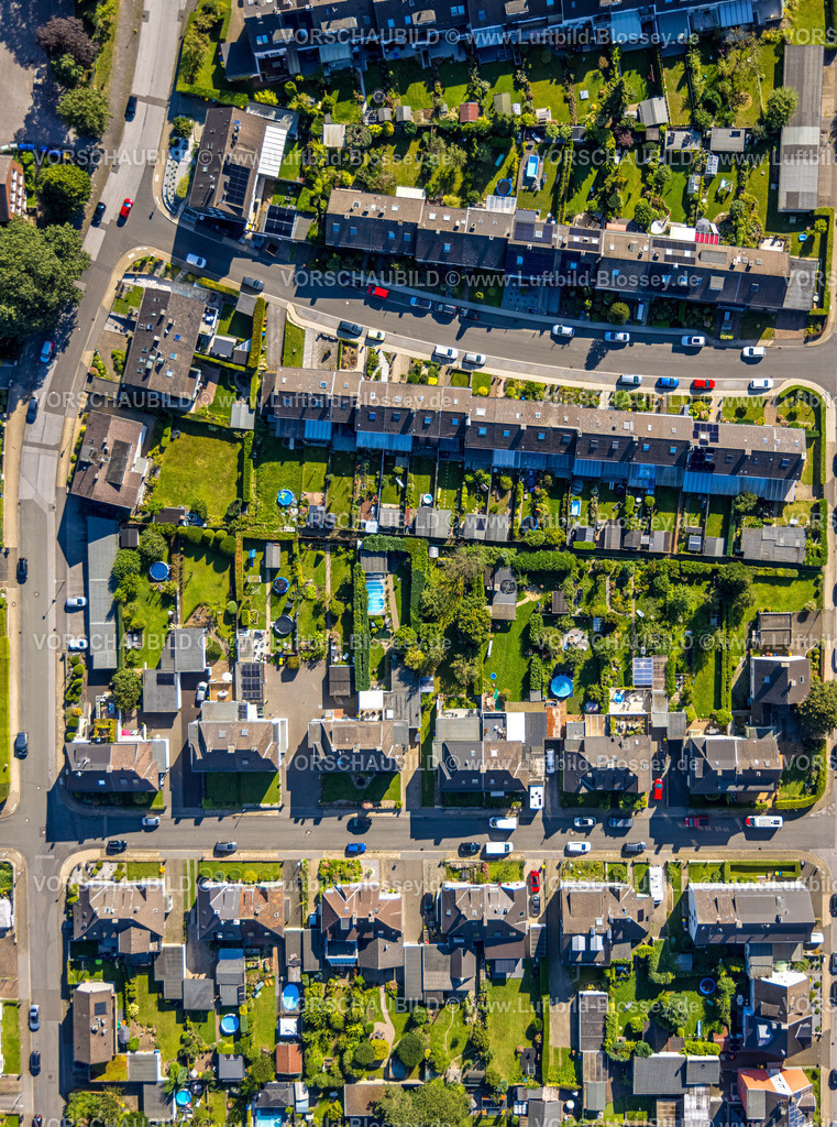 Velbert240812719 | Luftbild, Wohnsiedlung und Gärten mit Swimmingpool zwischen Rotdornstraße und Eschenstraße, Senkrechtaufnahme, Velbert, Ruhrgebiet, Nordrhein-Westfalen, Deutschland