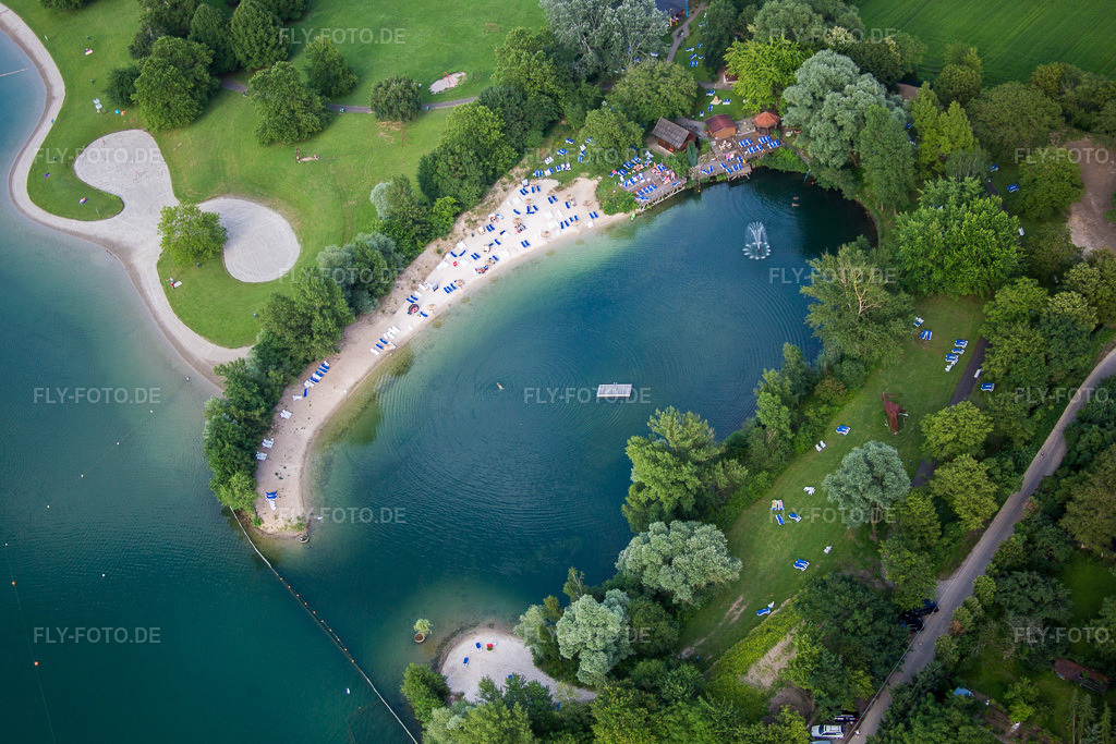 Luftbild: Badegäste auf den Liegewiesen in der Bucht des Natursee des Freibades MIRAMAR Erlebnisbad im Ortsteil Lützelsachsen in Weinheim im Bundesland Baden-Württemberg in Deutschland. Foto: IMG_090720.jpg vom 04.07.2016 durch Werner Riehm/FLY-FOTO.de