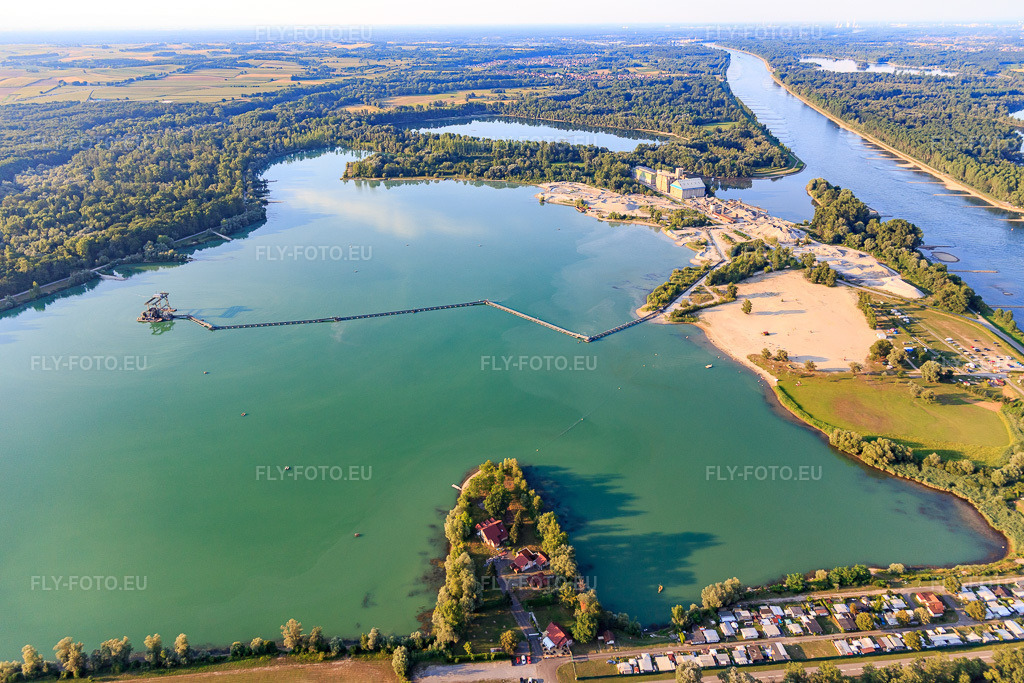 Vue aérienne: Gravière EPPLE, gravière Le Salmengrund avec parking camping-car à Seltz dans le département Bas Rhin, France – .Photo: IMG_109165.jpg prise le 25/07/2018 par Werner Riehm/FLY-FOTO.eu – Résolution de l'original: 5472 x 3648 px – CAMPING-CAR PARK - Aires d'étape et de services pour Camping-Car