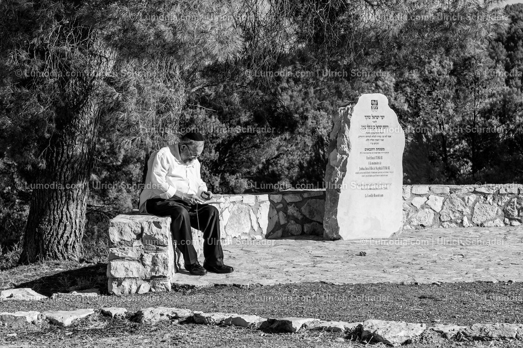 201608_Israel-108 | Amuka. „Nach dem Besuch am Grab von Rabbi Jonathan ben Usiel ist es doch erlaubt, einfach mal nichts zu tun, oder?“ - Realisiert mit Pictrs.com