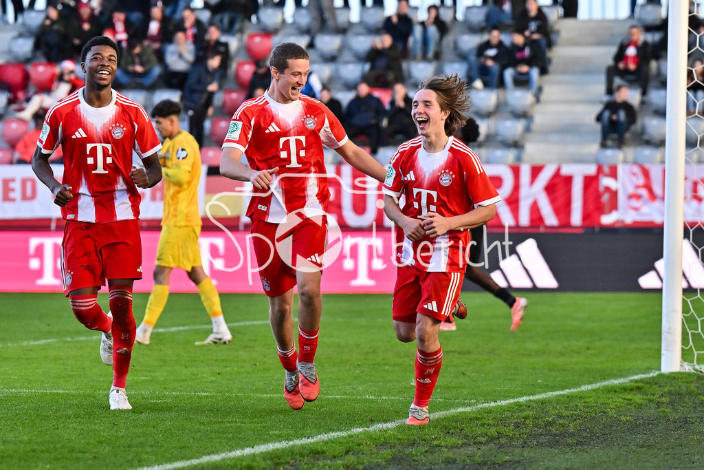 FC Bayern München U19 - Sporting Lissabon U19 | MUNICH, GERMANY - 09. DECEMBER: Jubel der Bayern nach dem Treffer zum 3-1 durch Bohdan OLYCHENKO (FC Bayern München U19 11) / Tor / Torschuetze / Freude / Happy während dem Match zwischen der U19 des FC Bayern München und der U19 von Sporting Lissabon am 6. Spieltag der UEFA Youth League Ligaphase am FC Bayern Campus