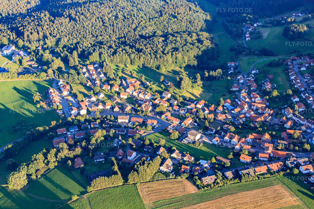 Luftbild: Ortsansicht von Westen im Ortsteil Siedelsbrunn in Wald-Michelbach im Bundesland Hessen in Deutschland. Foto: IMG_51996.jpg vom 18.08.2012 durch Werner Riehm/FLY-FOTO.deAuflösung des Originals: 4752 x 3168 px
