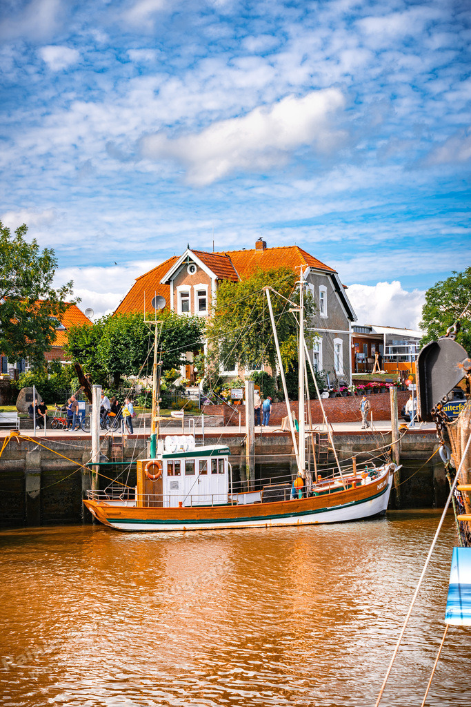 065 Neuharlingersiel - 28-07-2022 -R Ganske.jpg | Onlineshop mit Bildern von Stränden, Häfen und Meer. Leinwände, Poster, Kalender und andere Materialien erhältlich. Kommerzielle Lizenzen möglich.  - Realisiert mit Pictrs.com
