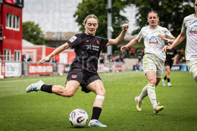 Frauen Fußball-Bundesliga; Bayer 04 Leverkusen - Werder Bremen, 17.05.2026 | LEVERKUSEN, 17.05.2026 - Sofie Zdebel (Bayer 04 Leverkusen, 16) flankt während der Begegnung Bayer 04 Leverkusen - Werder Bremen an Spieltag 26 der Google Pixel Frauen-Bundesliga am 17.05.2026 im Ulrich-Haberland-Stadion in Leverkusen (Nordrhein-Westfalen). DFL REGULATIONS PROHIBIT ANY USE OF PHOTOGRAPHS AS IMAGE SEQUENCES AND/OR QUASI-VIDEO.