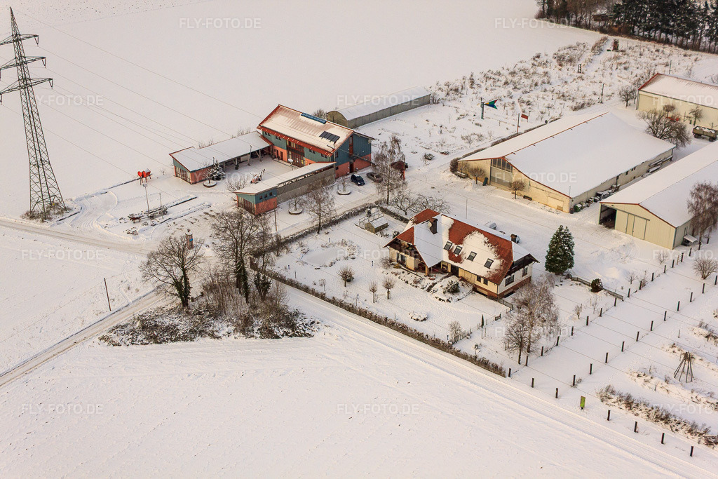 Luftbild: Schoßberghof im Winter bei Schnee in Minfeld im Bundesland Rheinland-Pfalz in Deutschland. Foto: IMG_36046.jpg vom 18.12.2010 durch Werner Riehm/FLY-FOTO.de
