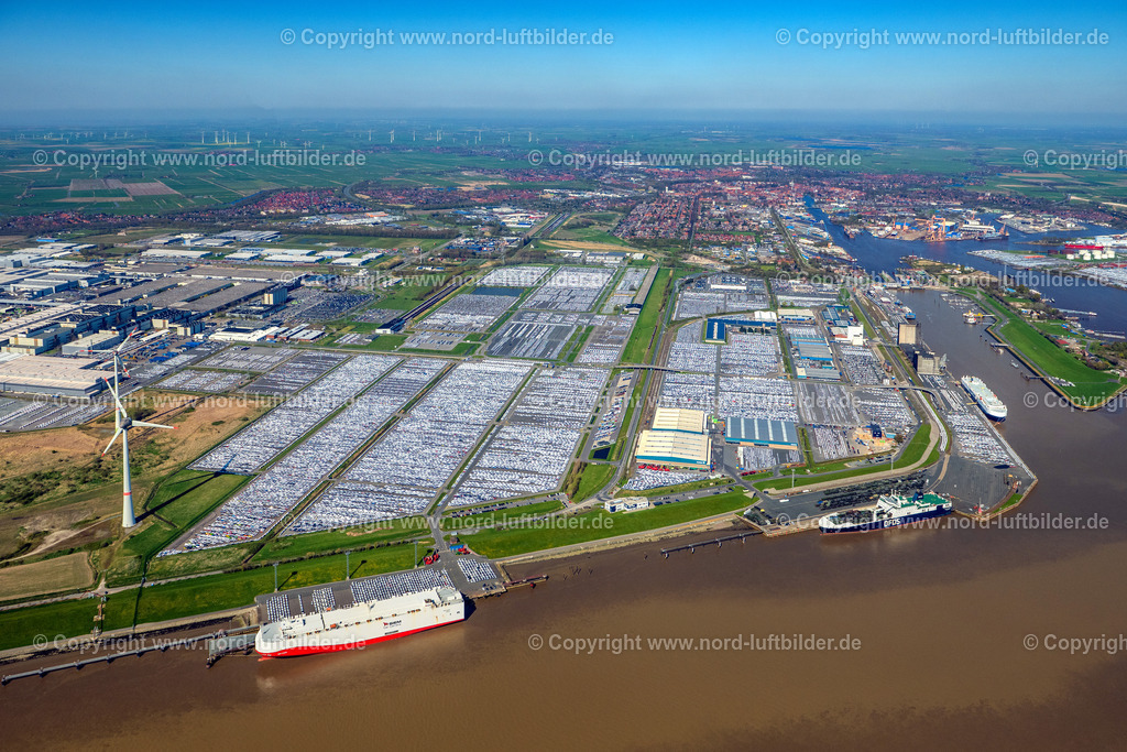 Emden_VW_Volkswagen_Werk_ELS_9623170423 | EMDEN 17.04.2023 Gebäude und Produktionshallen auf dem Fahrzeugbau- Werksgelände der Volkswagen AG in Emden im Bundesland Niedersachsen, Deutschland. Weiterführende Informationen bei: VOLKSWAGEN AG. // Buildings and production halls on the vehicle construction site of Volkswagen AG in Emden in the state Lower Saxony, Germany. Further information at: VOLKSWAGEN AG. Foto: Martin Elsen