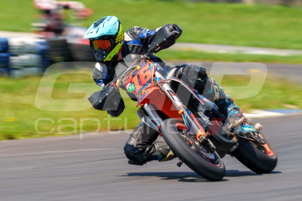 G-Cup + Supermoto Staatsmeisterschaft + Hungarian Supermoto Championship | GRIPcapture steht für authentische Sportfotografie in Österreich – für Momente, die mehr sind als Geschwindigkeit oder Ergebnis. Es geht um Emotion, Spannung, Fokus und den Augenblick, der oft nur einen Wimpernschlag dauert.Ob Motorsport, Teamsport oder 