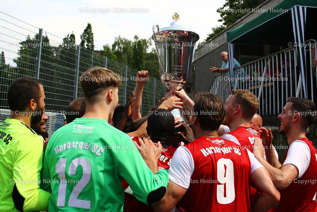 NH_KlubKosova_HarburgerSC_Testspiel_HarburgPokal_21072024 | Der Harburger SC bejubelt den Sieg beim Harburg-Pokal.Fußball I Herren I Testspiel (Harburg-Pokal) I Saison 2024-2025 I Klub Kosova - Harburger SC I 21.07.2024 I Sportplatz Alter Postweg