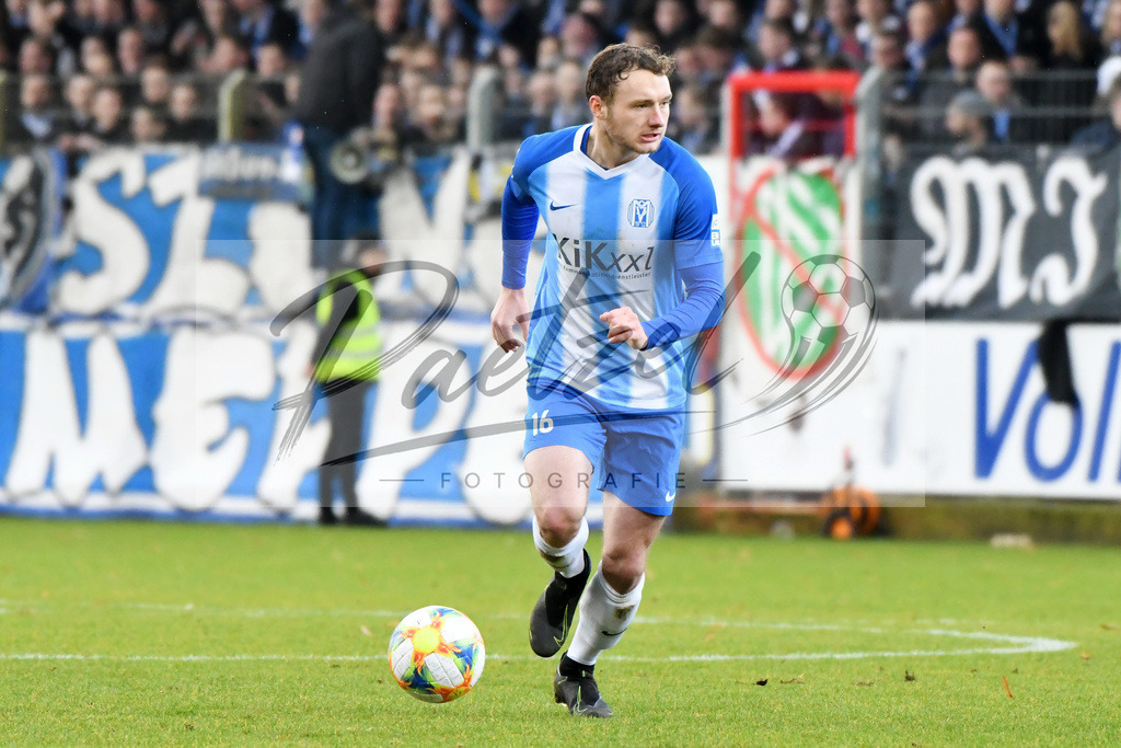 20200201_MEPCHE_0080 | Fußball, Herren: Florian Egerer (SV Meppen) in Aktion, am Ball, Einzelaktion waehrend des Spiels der 3. Liga zwischen SV Meppen und Chemnitzer FC in der Haensch-Arena am 01.02.2020 in Meppen, Deutschland. DFB / DFL REGULATIONS PROHIBIT ANY USE OF PHOTOGRAPHS AS IMAGE SEQUENCES AND/OR QUASI-VIDEO. - Realisiert mit Pictrs.com