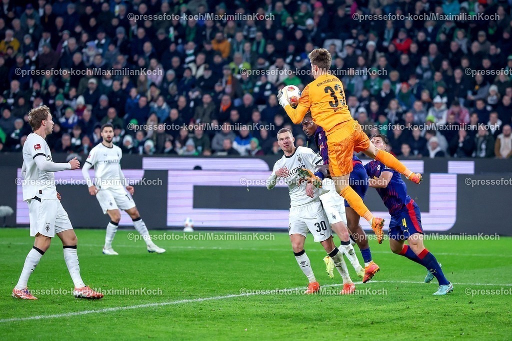 BMG28112501084 | 28.11.2025, Fußball, Borussia Mönchengladbach - RB Leipzig, 1. Fußball Bundesliga, 12.Spieltag, Borussia-Park, Saison 2025 2026: Yannik Engelhardt (Borussia Mönchengladbach #06) verteidigt im Strafraum gegen Ezechiel Banzuzi (RB Leipzig #06) DFB regulations prohibit any use of photographs as image sequences and or quasi-video.