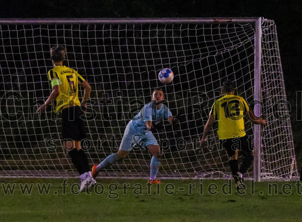 2023-09-15_065_FC_Moosinning_gegen_SV_Waldperlach | Moosinning, Deutschland, 15.09.2023:
Fußball, Bezirksliga Oberbayern Ost 2023 / 2024, 9. Spieltag, FC Moosinning gegen SV Waldperlach, Endergebnis: 0:1

Bastian Lanzinger (FC Moosinning, #6), Torwart Benedikt Heinrich (SV Waldperlach, #1), Alexander Auerweck (FC Moosinning, #13)

Foto: Christian Riedel / fotografie-riedel.net