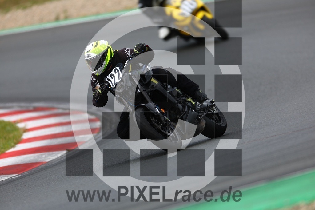 0122-20250616_03156 | Schöne Erinnerungen an spannende Momente - das festzuhalten ist unser Job. PIXELrace.de ist seit 2003 auf den Rennstrecken Europas unterwegs um die Action draußen beim Fahren und die wunderbare Stimmung imm Fahrerlager für euch einzufangen.