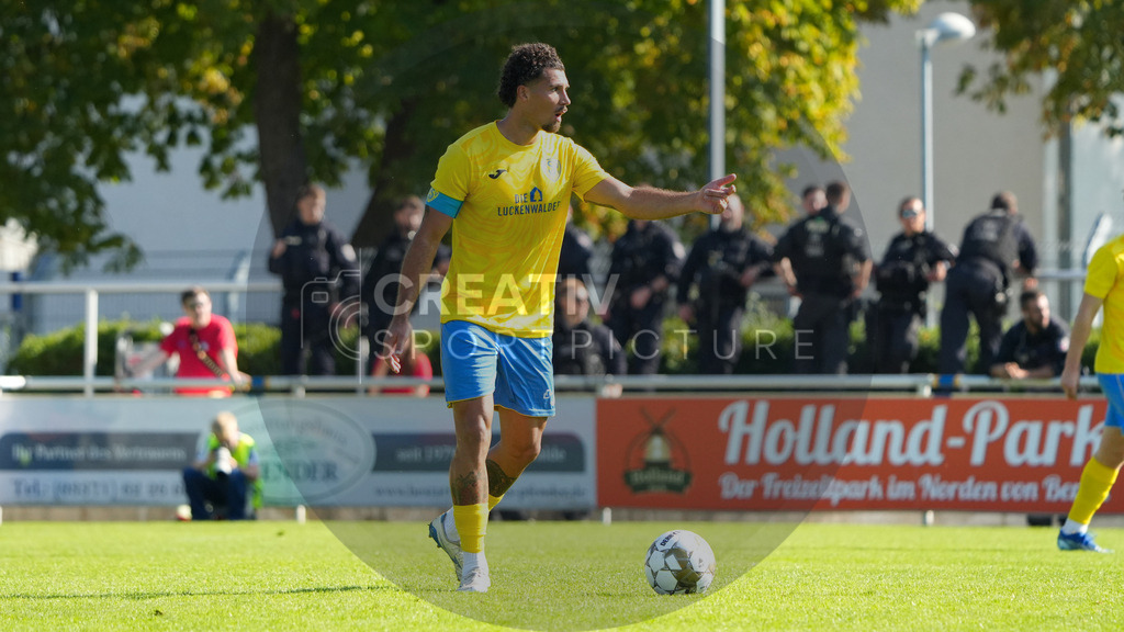 Fußball, Herren, Saison 2025/2026, Regionalliga Nordost, 10. Spieltag, FSV 63 Luckenwalde vs. BSG Chemie Leipzig, Samstag 27.09.2025, Werner-Seelenbinder-Stadion Luckenwalde, | Fußball, Herren, Saison 2025/2026, Regionalliga Nordost, 10. Spieltag, FSV 63 Luckenwalde vs. BSG Chemie Leipzig, Samstag 27.09.2025, Werner-Seelenbinder-Stadion Luckenwalde, Im Bild: Andreas Pollasch (Luckenwalde) - Realisiert mit Pictrs.com