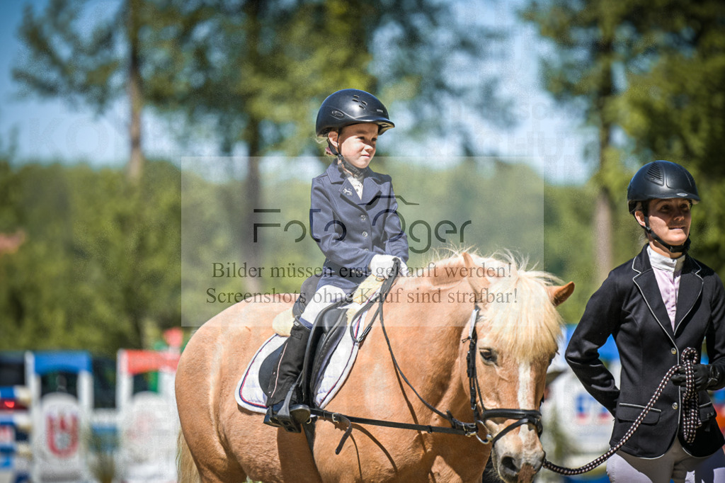 DOS_8704 | Entdecke hochwertige Reitturnierfotos von Foto Oger. Professionell, emotional und authentisch – jetzt Lieblingsmomente im Shop bestellen.Deutschlandweite Turnierfotografie. - Realisiert mit Pictrs.com