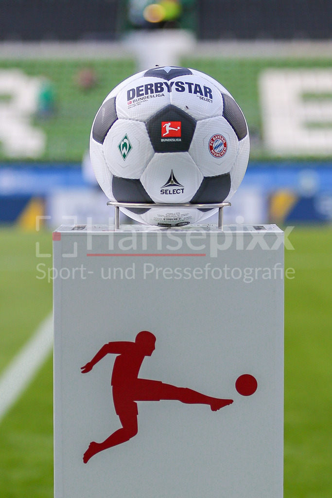 Fussball, Bundesliga, SV Werder Bremen - FC Bayern München | v.li.: Der Spielball liegt auf einer Stehle, einem Ständer, Rasen, Bundesliga, Derbystar, Brillant APS, Symbolfoto, Symbolbild Fussball, Fußball, Ball, DIE DFL-RICHTLINIEN UNTERSAGEN JEGLICHE NUTZUNG VON FOTOS ALS SEQUENZBILDER UND/ODER VIDEOÄHNLICHE FOTOSTRECKEN. DFL REGULATIONS PROHIBIT ANY USE OF PHOTOGRAPHS AS IMAGE SEQUENCES AND/OR QUASI-VIDEO.