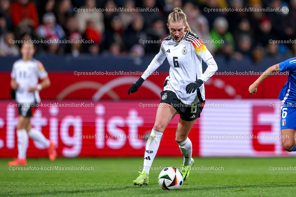 DFB0212240114202164 | 02.12.2024, Fußball Länderspiel Frauen, Deutschland - Italien, Vonovia-Ruhrstadion Bochum, Saison 2024 2025: Janina Minge (GER #6)DFB regulations prohibit any use of photographs as image sequences and or quasi-video.