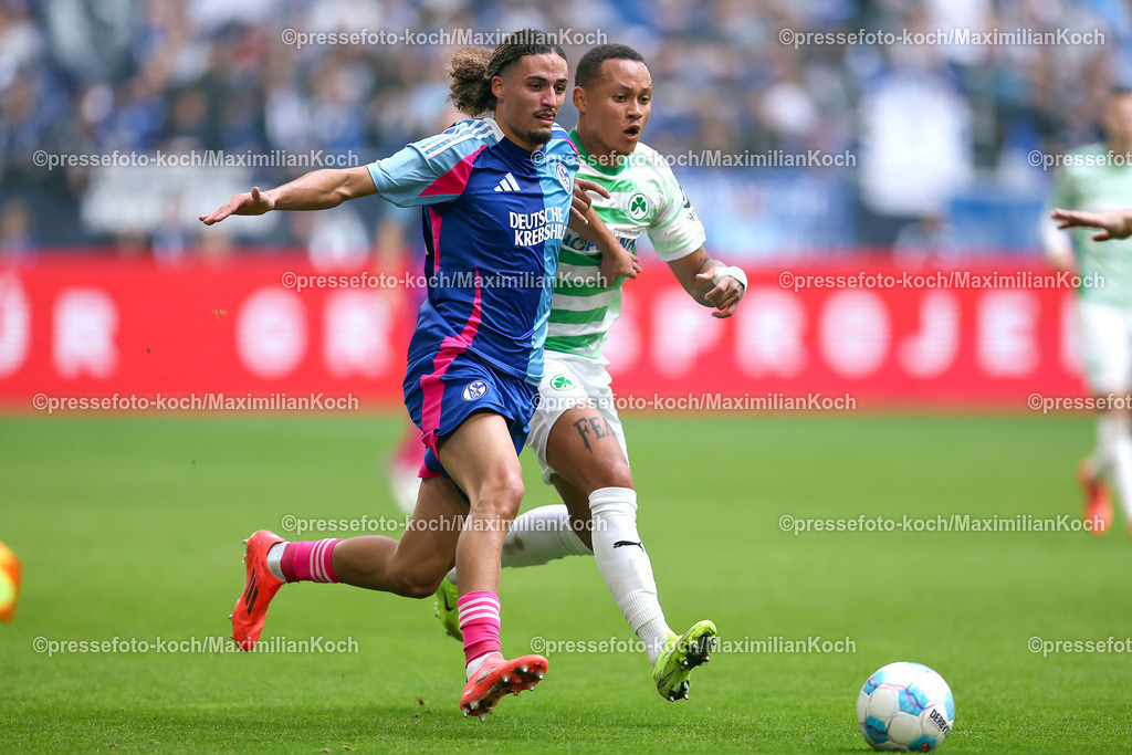 Schalke26102401022 | 26.10.2024, Fußball, FC Schalke 04 - SpVgg Greuther Fürth, 2. Fußball Bundesliga, Veltins-Arena Gelsenkirchen, Saison 2024 2025: Taylan Bulut (Schalke04 #31) behauptet sich gegen Roberto Massimo (Greuther Fürth #11). DFB regulations prohibit any use of photographs as image sequences and or quasi-video.