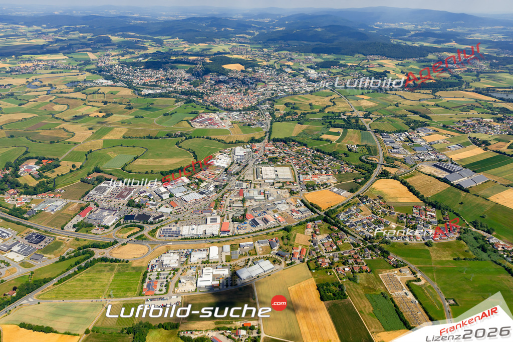 Das Luftbild zeigt : Janahof Cham - Die Luftaufnahme wurde 2023 vom UL-Flugzeug aus erstellt ( keine Drohne ) - Hochauflösende Luftaufnahme - Für grossformatige Ausdrucke geeignet. Die Geschenkidee !Mit Lizenz und Bildrechte bestellbar