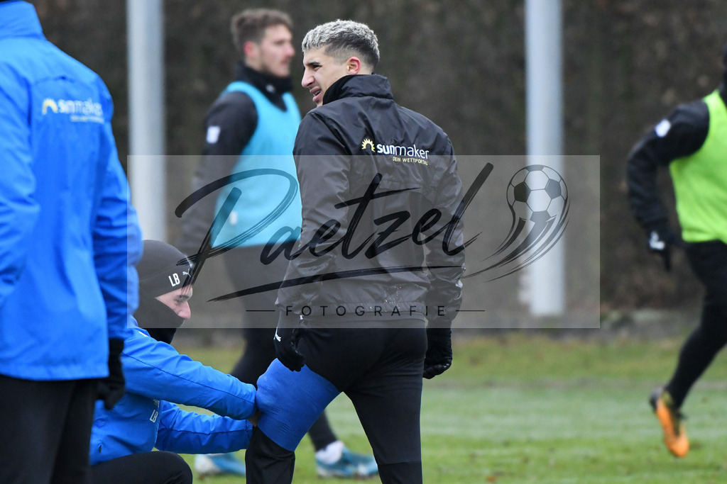 20200125_TRAOSN_0076 | Fußball, Herren: Anas Ouahim (VfL Osnabrück) wird behandelt beim Training des VfL Osnabrück am 25.01.2020 im Sportpark Illoshöhe in Osnabrück, Deutschland.(Foto von Nico Paetzel) - Realisiert mit Pictrs.com