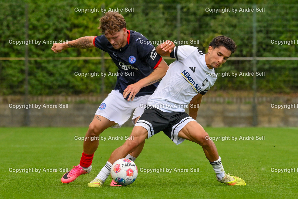 Holstein Kiel II vs 1. FC Phönix Lübeck II | Leland Junge (Holstein #28) vs Julius Kliti (Phönix #27) / Fußball-Oberliga Männer 2026/2027 / Holstein Kiel II vs 1. FC Phönix Lübeck II / Citti Fussball Park - Projensdorf / Kiel / 08.08.26 - Realisiert mit Pictrs.com