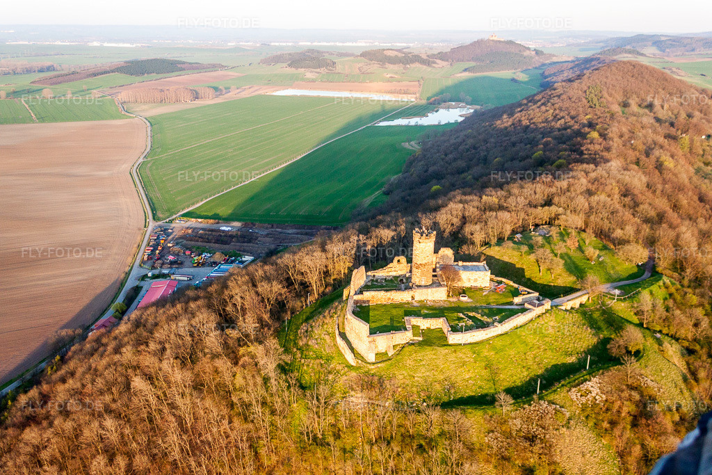 Luftbild: Ruine und Mauerreste der ehemaligen Burganlage und Feste Mühlburg im Ortsteil Mühlberg in Drei Gleichen im Bundesland Thüringen in Deutschland. Foto: IMG_25801.jpg vom 17.04.2010 durch Werner Riehm/FLY-FOTO.de