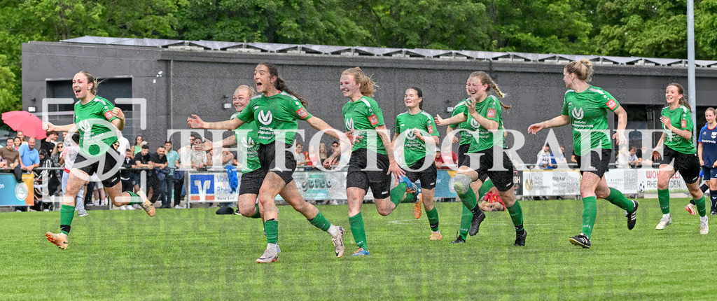 GER, FC Hauingen - SV Waldhaus, Frauen-Fussball, Rothaus Bezirkpokal, Finale, Saison 2024/2025, 29.05.2025 | Jubel nach dem Sieg im ElfmeterschiessenGER, FC Hauingen - SV Waldhaus, Frauen-Fussball, Rothaus Bezirkpokal, Finale, Saison 2024/2025, 29.05.2025Foto: TH Fotografie/Thomas Hess