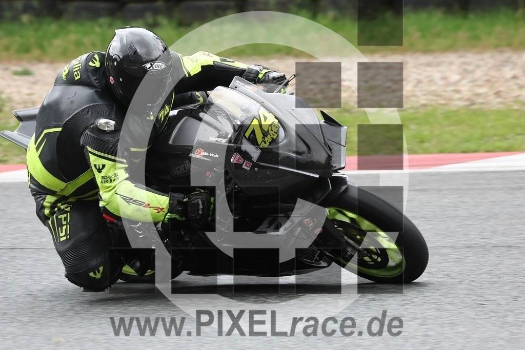 0174-20240604_34305 | Schöne Erinnerungen an spannende Momente - das festzuhalten ist unser Job. PIXELrace.de ist seit 2003 auf den Rennstrecken Europas unterwegs um die Action draußen beim Fahren und die wunderbare Stimmung imm Fahrerlager für euch einzufangen.